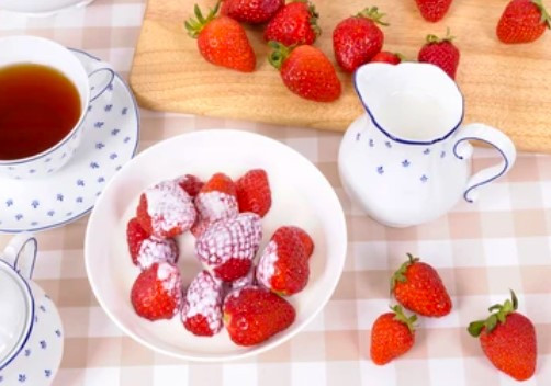 Strawberry Cream Green Tea 4oz