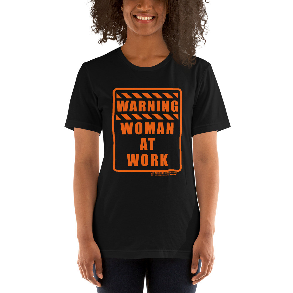 WARNING - WOMAN AT WORK - SHORT SLEEVE UNISEX T-SHIRT